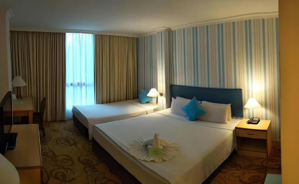 The Orchid Hotel Сибу Екстериор снимка